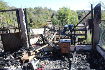 Município presta auxílio a família que perdeu casa por incêndio 