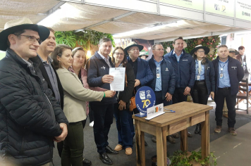 Município participa de assinatura de contrato do Programa Milho 100%