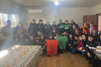 Entre-Ijuís Agrocampo Futsal realiza momento especial no CRAS