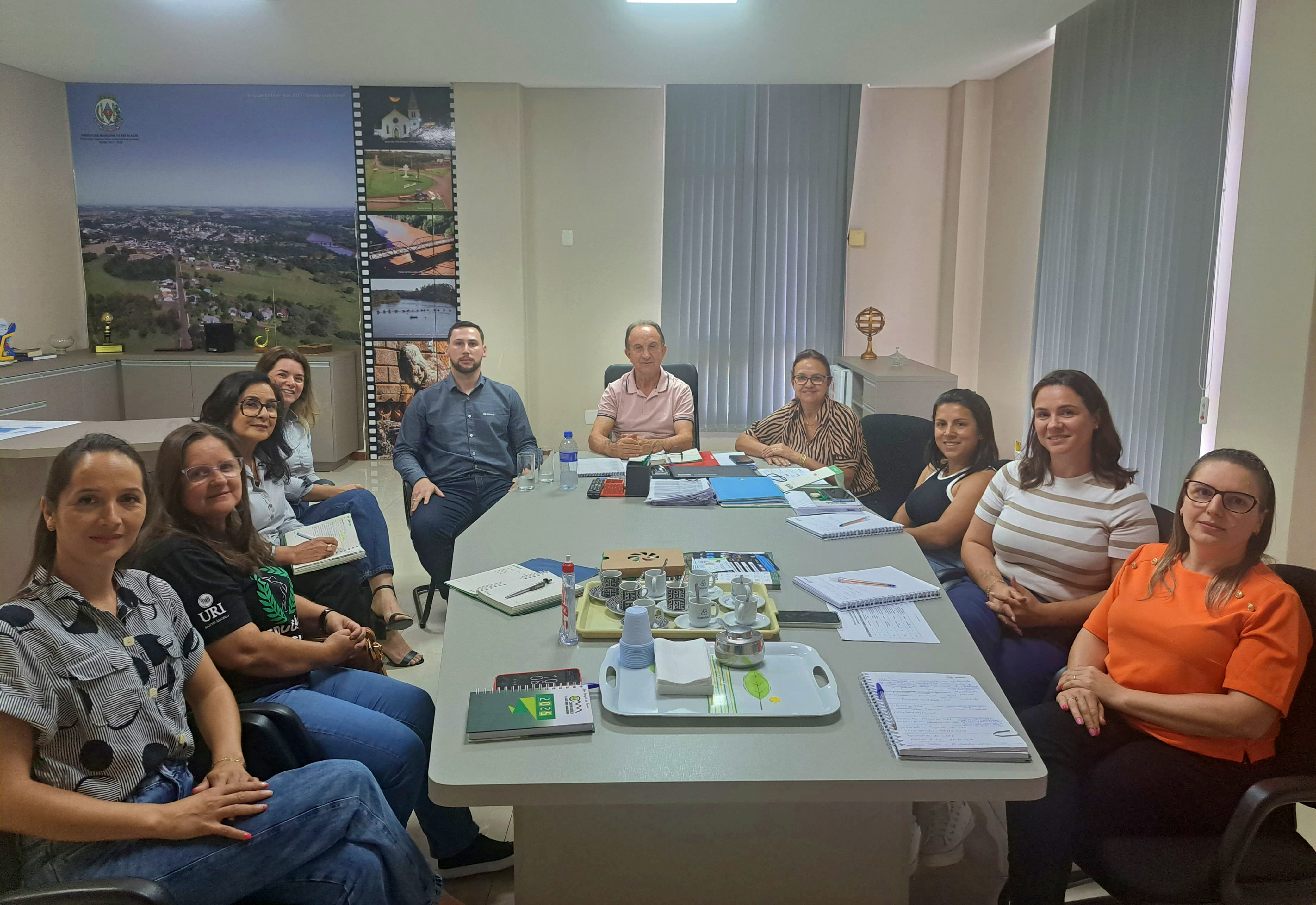 Equipe pedagógica realiza reunião com a URI e SICREDI
