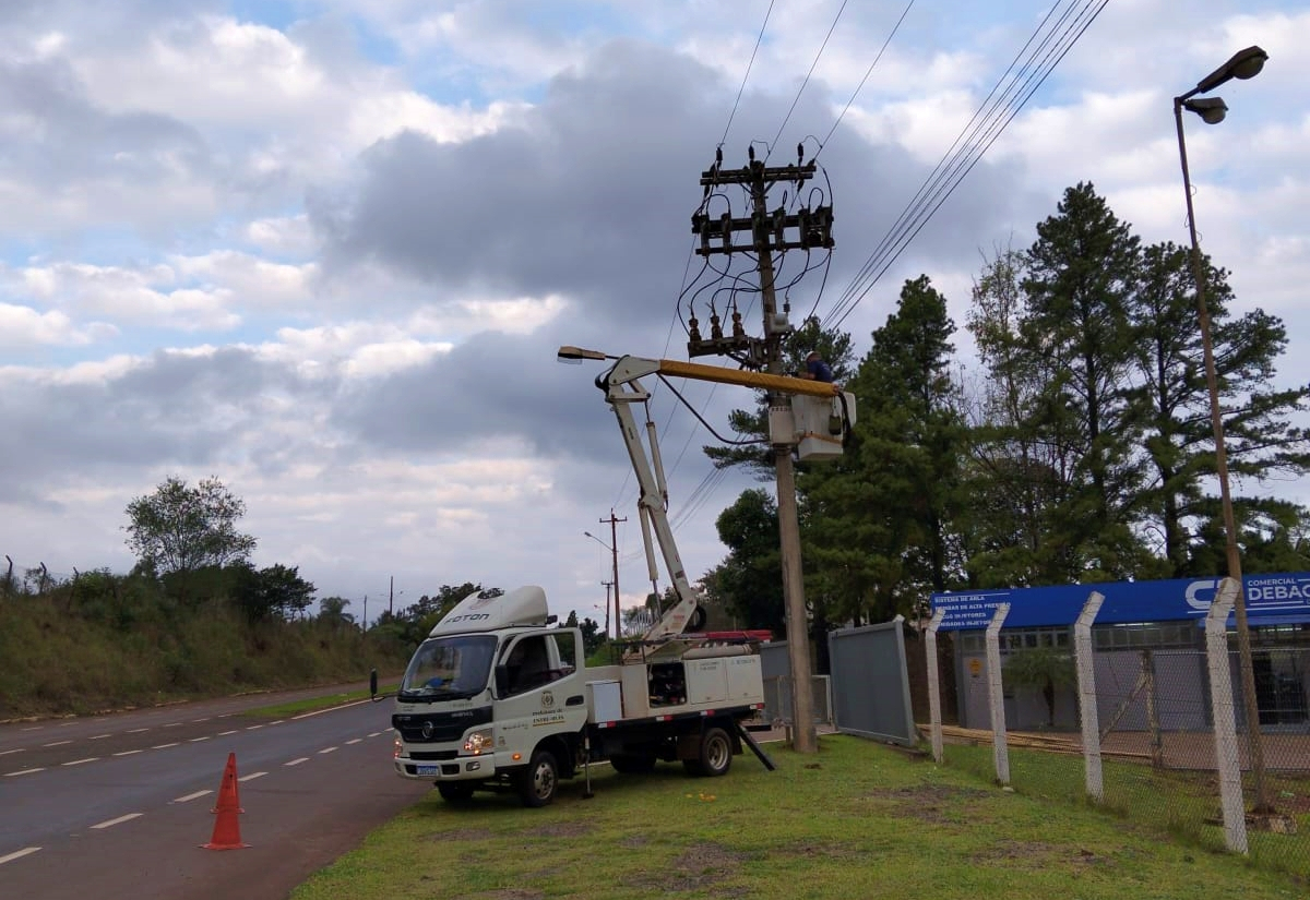 Prefeitura trabalha na modernização de iluminação nos trevos de acesso à cidade