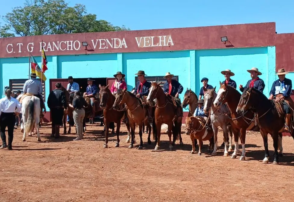 Executivo prestigia desfile dos Cavalarianos no Carajazinho