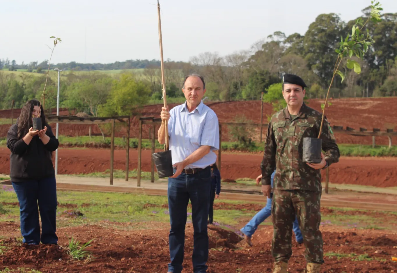 Realizado plantio de árvores na futura praça municipal